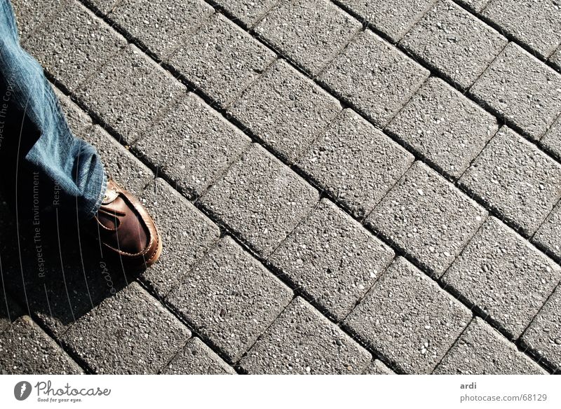 Fußgänger Verkehr Sommer Hose Schuhe Straße Wege & Pfade Kopfsteinpflaster Stein Beine Schatten schreiten street path way cobblestone town traffic foot