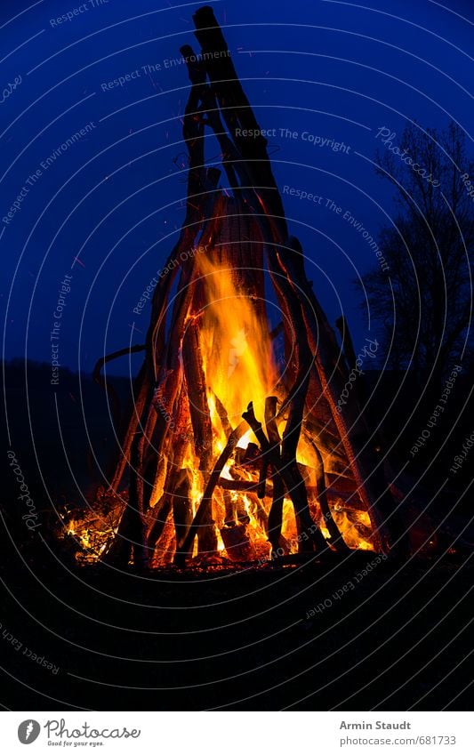 Osterfeuer Ostern Natur Urelemente Feuer Himmel Nachthimmel Frühling blau orange Stimmung Warmherzigkeit Abenteuer erleben Farbe Gefühle rein Umwelt Zerstörung