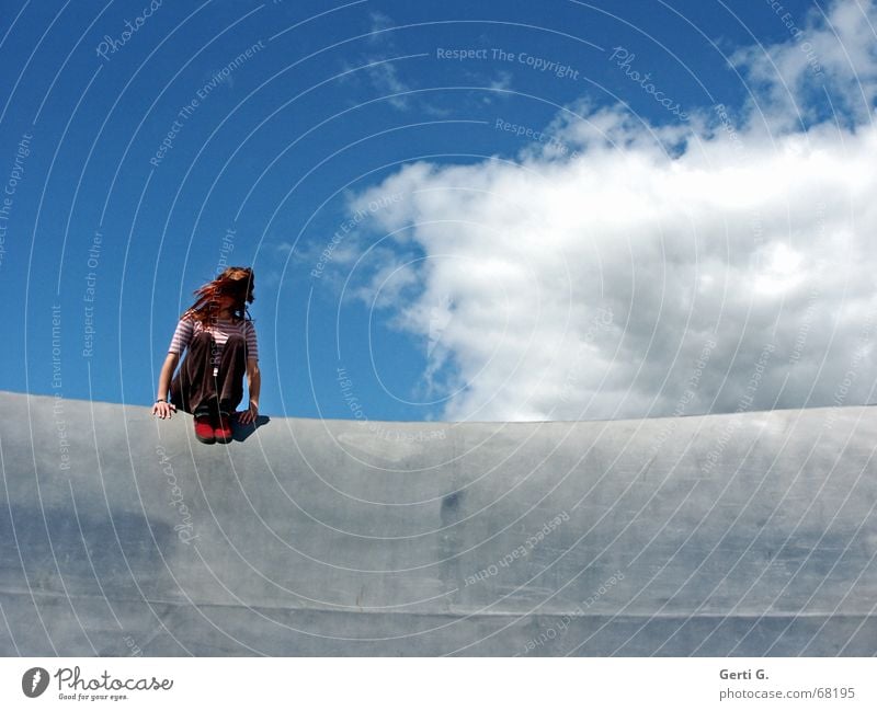 faceless himmlisch Wolken Frau Junge Frau rothaarig langhaarig blond Satellitenantenne Tellerrand tief weiß Windrichtung zerzaust Schönes Wetter abstützen