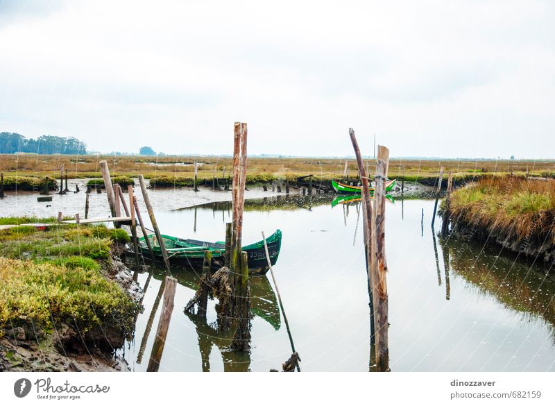 Altes Boot im Wasserkanal Ferien & Urlaub & Reisen Kreuzfahrt Sommer Meer Natur Landschaft Himmel Fluss Kleinstadt Verkehr Wasserfahrzeug alt blau grün Kanal