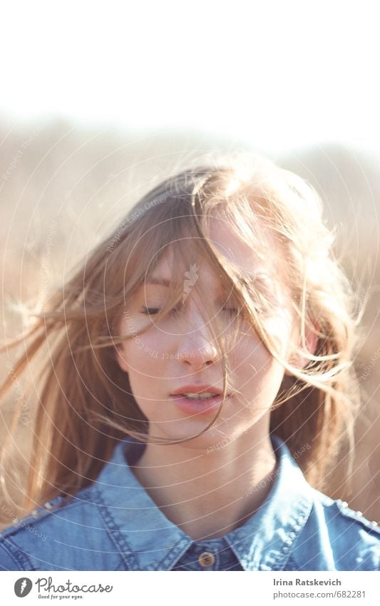 Wind in den Haaren schön Sonne Jugendliche Haare & Frisuren Gesicht 1 Mensch 18-30 Jahre Erwachsene Frühling Schönes Wetter niedlich Gefühle Stimmung Sympathie