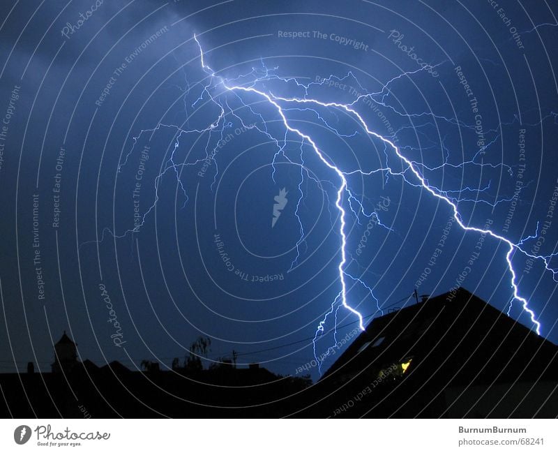 High Voltage Blitze Donnern Wolken Nacht Unwetter schwarz Haus Stadt Gewitter Regen blau Angst