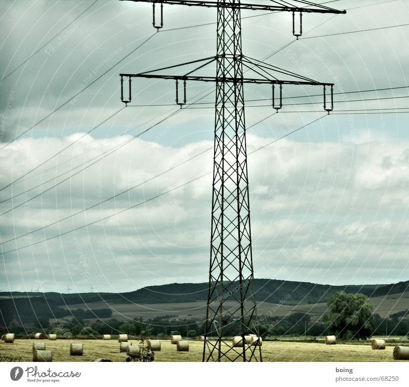 3 in 1 Kombifoto Strommast Windkraftanlage ökologisch Kabel Landschaft Landschaftsformen Isolatoren Panorama (Aussicht) Baum Feld Wohnsiedlung Dorf Landstraße