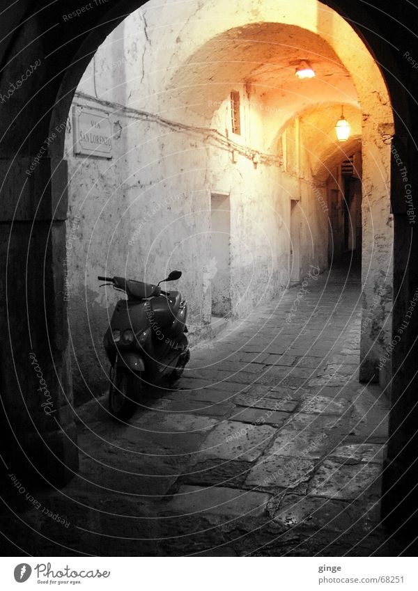 Lichter Tunnel Gasse klein Romantik schwarz Physik Sommer gelb Kopfsteinpflaster Lampe Italien Außenaufnahme Bogen seitengasse hell Kleinmotorrad Wärme orange