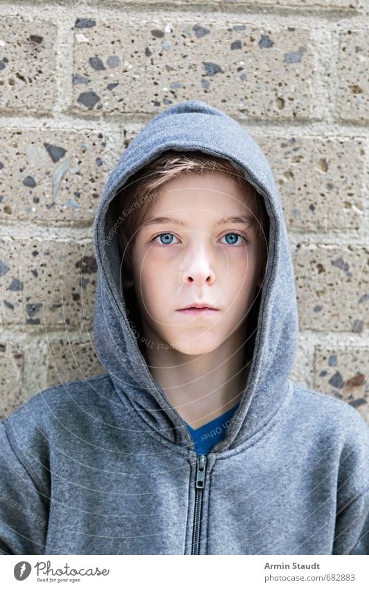 Porträt eines Teenagers mit Kapuzenpulli vor einer Mauer Lifestyle Stil schön Mensch maskulin Jugendliche 1 8-13 Jahre Kind Kindheit Wand Mode Kapuzenjacke