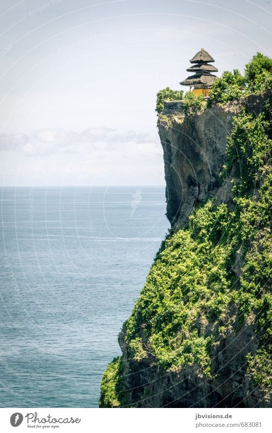 Tempel "Pura Luhur Ulu Watu" Landschaft Felsen Küste Meer Insel Bali Klippe Sehenswürdigkeit Glaube Ferne hoch Aussicht Farbfoto Außenaufnahme Menschenleer