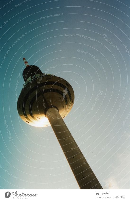 Der Ginnheimer Spargel Frankfurt am Main Gebäude Windschutzscheibe Himmel blau Sonne Schönes Wetter hoch Fernsehturm