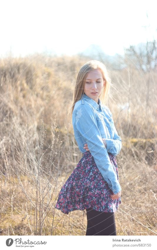 1 Jugendliche Körper Haare & Frisuren Mensch 18-30 Jahre Erwachsene Natur Frühling Schönes Wetter Feld Mode T-Shirt Rock Strumpfhose Blick blond Fröhlichkeit