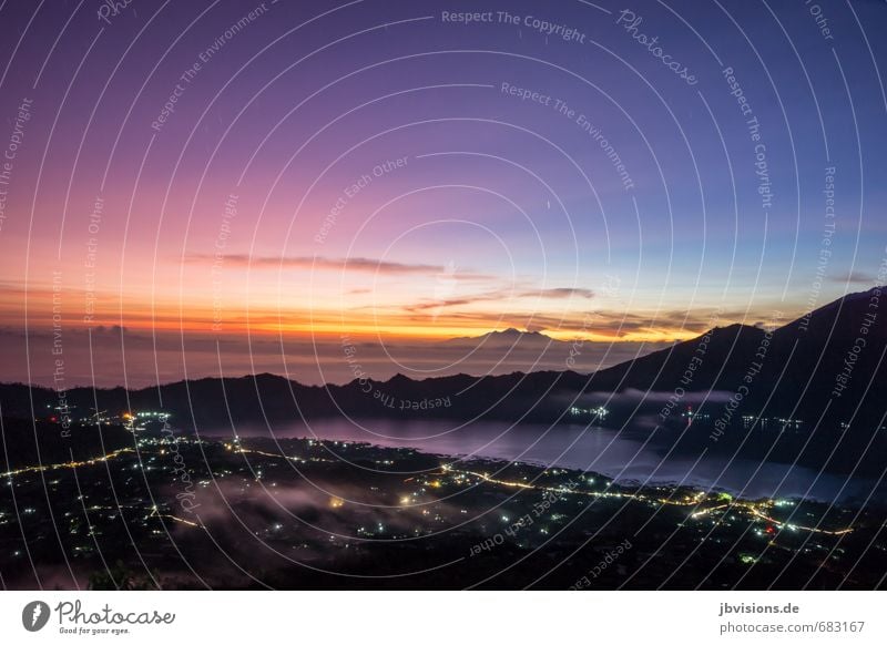 Sonnenaufgang auf dem Batur Umwelt Natur Landschaft Wasser Himmel Horizont Sonnenuntergang Nebel Berge u. Gebirge Gipfel Vulkan Mount Batur See Kleinstadt