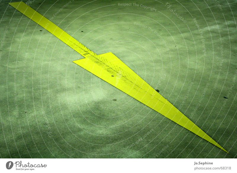 da geht's lang Pfeil Navigation Orientierung Richtung Wegweiser Hinweis Zeichen Fahrbahnmarkierung wegzeichen zeigen Straßenverkehr Verkehr Symbole & Metaphern