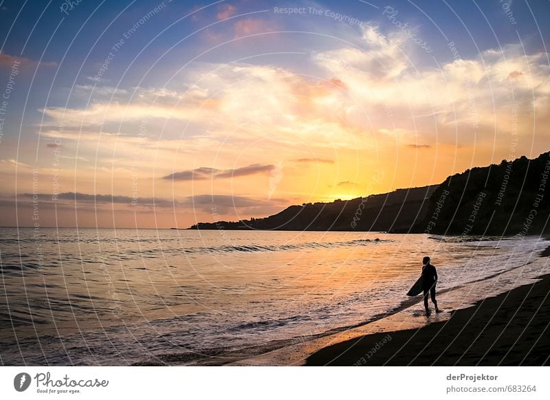 Surfer muss nach Hause gehen Freizeit & Hobby Sommer Sommerurlaub Sonne Strand Meer Insel Wellen Wassersport Landschaft Urelemente Himmel Klima Schönes Wetter