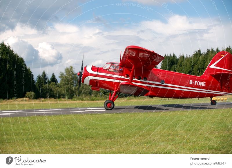 ...bis hier hör ich die Motoren Flugzeug über den Wolken Flugschau Formation Propeller Kondensstreifen Flugplatz fliegen Freiheit Landebahn roter baron Himmel