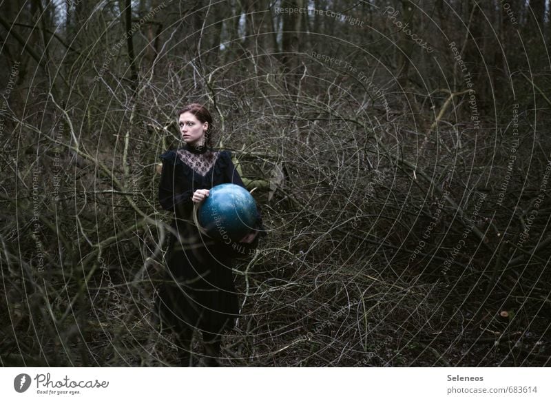 verlaufen Mensch feminin Frau Erwachsene Haare & Frisuren Gesicht 1 18-30 Jahre Jugendliche Umwelt Natur Stern Pflanze Baum Geäst Wald Kleid brünett Globus Holz