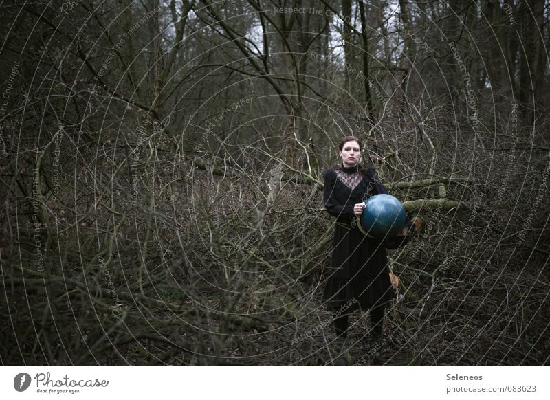 Die Welt ist nicht genug Mensch feminin Frau Erwachsene 1 Pflanze Herbst Geäst Wald Kleid Globus Sehnsucht Weltall Farbfoto Außenaufnahme Textfreiraum links Tag