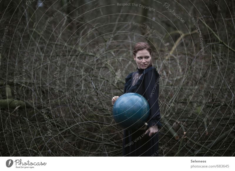 Hinterm Mond gleich links Mensch Frau Erwachsene 1 Umwelt Natur Himmel Nachthimmel Stern Herbst Winter Wald Kleid Ferne Astronomie Astrologie Globus Farbfoto