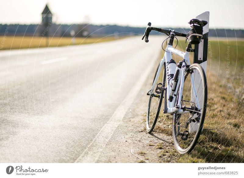 Rennrad Tour Freude Tourismus Ausflug Abenteuer Sonne Sport Fahrradfahren Sonnenlicht Frühling Straße Fitness warten Leben Bewegung entdecken Gesundheit