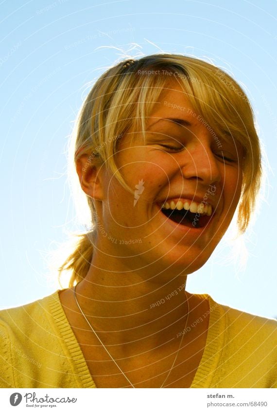 wenn die sonne scheint Sonne blond Frau gelb Pullover Haarsträhne lachen Glück happy Freude fun Himmel blau Lichterscheinung Haare & Frisuren Auge Zähne