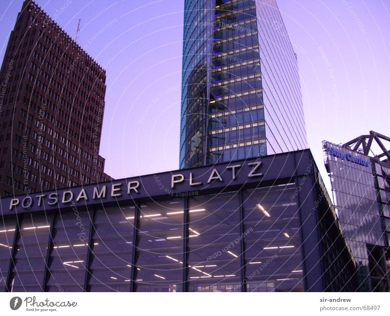 Potsdamer Platz Dämmerung Gebäude Berlin Deutschland Hauptstadt Abend südlicher bahnhofseingang Architektur