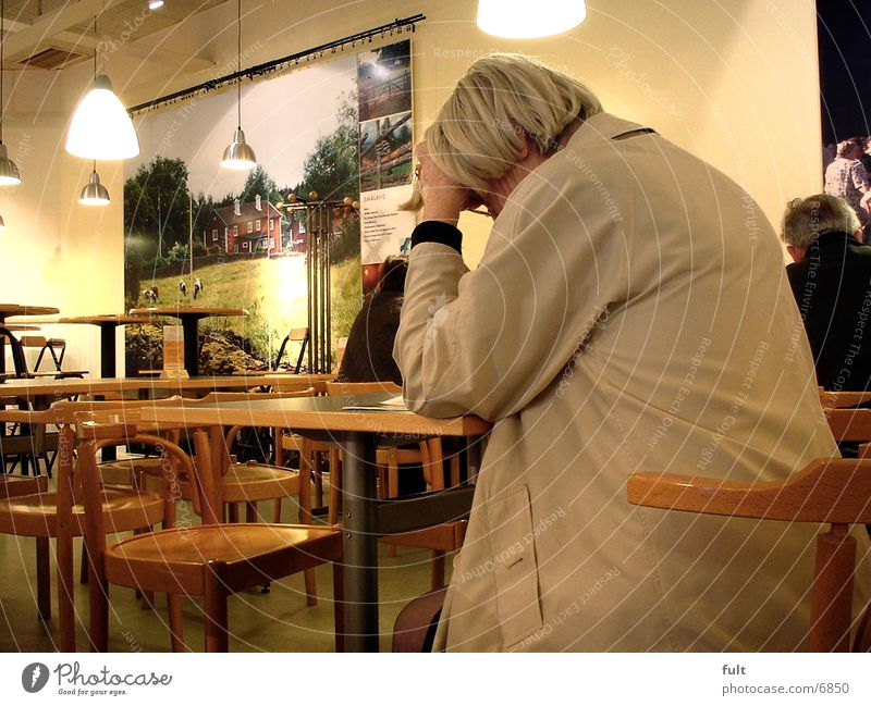 Denkende Frau Tisch Café