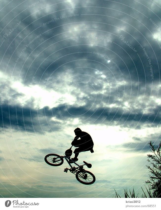 Jump into heaven Pedal Luft Sport Sturz fallen Stil Schweben springen Fahrrad Sonnenuntergang Wolken Aktion Freude Freiheit Spielen Funsport BMX independence