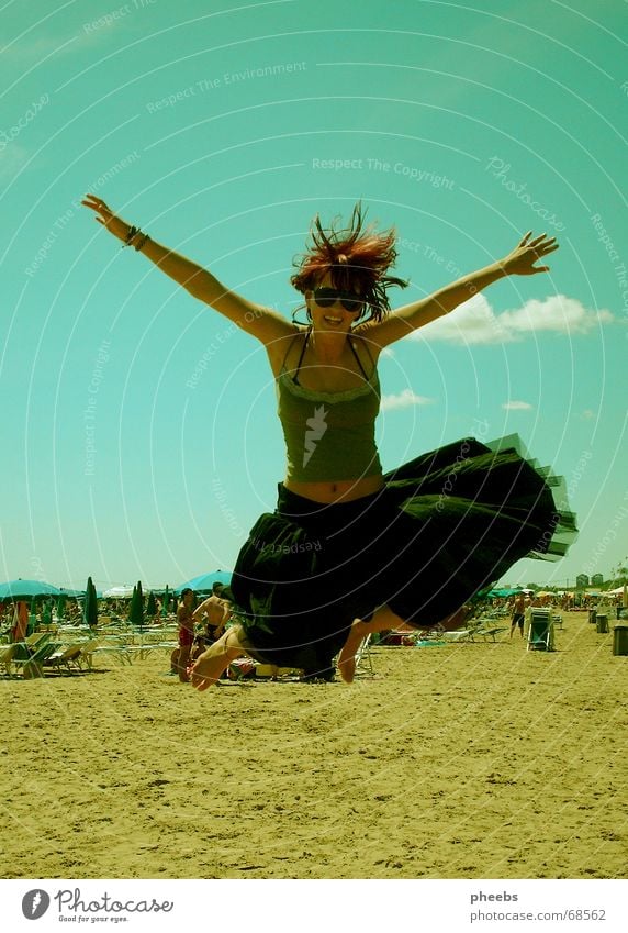 libertà di movimento springen Frau schwarz Meer Strand Italien Sonnenbrille Hand Wolken Liegestuhl Ferien & Urlaub & Reisen Bewegung Freude Freiheit lachen