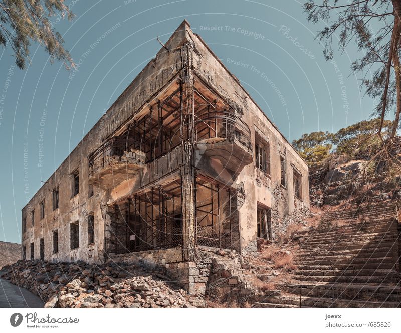 Insel der Verdammten Sommer Baum Spinalonga Menschenleer Haus Ruine alt blau braun grün Verfall Vergangenheit Vergänglichkeit Wandel & Veränderung Farbfoto