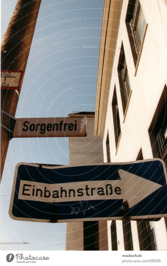 EINBAHNSTRASSE Straßennamenschild Haus Typographie Einbahnstraße verführerisch Versuch Sinnestäuschung Wortspiel Hochhaus Gebäude Material Fenster live Block