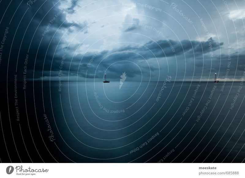 Borneo Abendstimmung Meer blau Südchinesisches Meer Malaysia Wolkenhimmel Wolkenformation Wolkenschleier Wolkendecke dunkel Segelboot Segeln reisen Einsamkeit