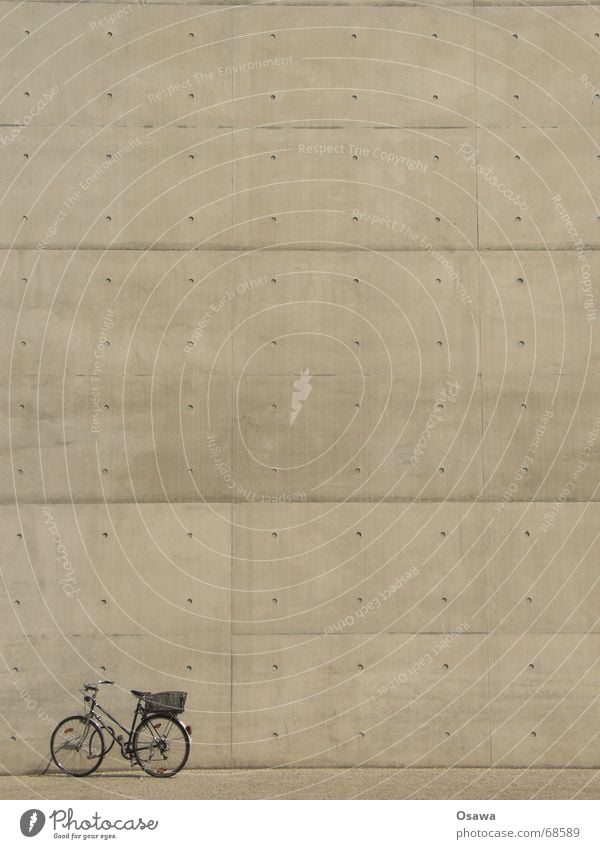 mein neuer Fahrradkorb Haus Platz Bauwerk Gebäude Architektur Mauer Wand Beton warten trist Langeweile Einsamkeit Korb Damenfahrrad Rücklicht Handbremse