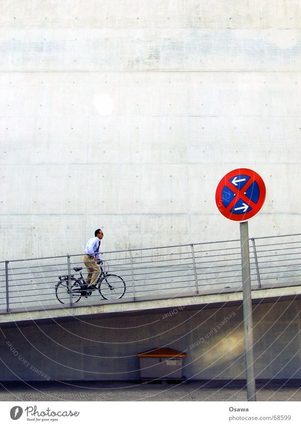 Streugutbox plus Halteverbot Fahrrad Mann Krawatte Sonnenbrille Geheimratsecken Damenfahrrad Rampe aufwärts Beton Kopfsteinpflaster Regierungssitz Lautsprecher