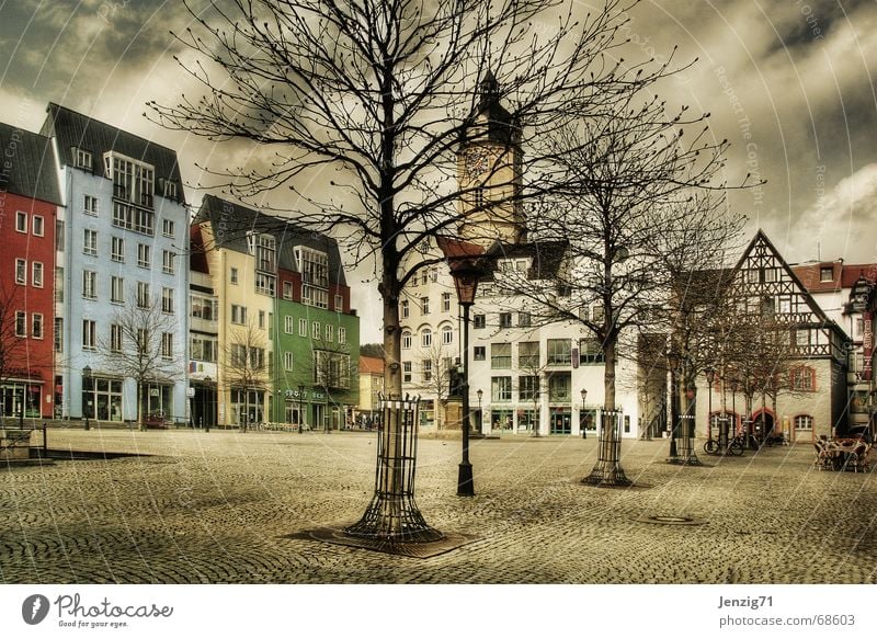 Leergefegt. Platz Marktplatz Haus Stadt Baum Kopfsteinpflaster Jena Leben Häusliches Leben