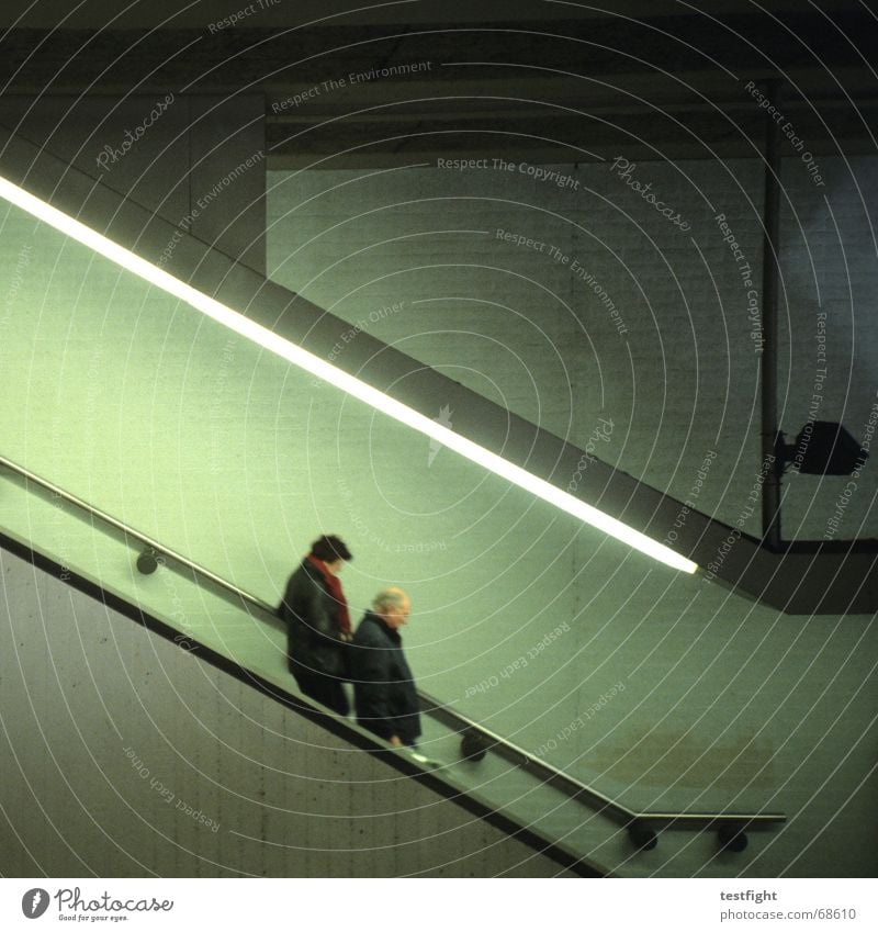 abwärts Mensch Mauer Wand U-Bahn Rolltreppe Beton Bewegung grün Station Beleuchtung Unterführung Licht Blick nach unten unterwegs reisend U-Bahnstation