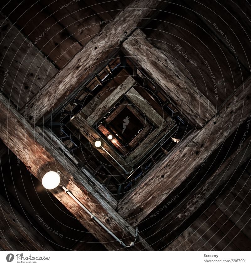 Looking up... Turm Bauwerk Gebäude Etage Treppengeländer Holz eckig braun Höhe Höhenangst Lampe Balken Farbfoto Innenaufnahme Menschenleer Tag Schatten Kontrast