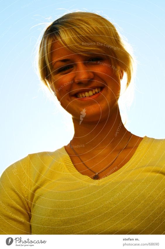 wenn die sonne scheint... gelb Frau blond lachen Glück happy Freude Sonne sunny fun Himmel blau Auge Zähne