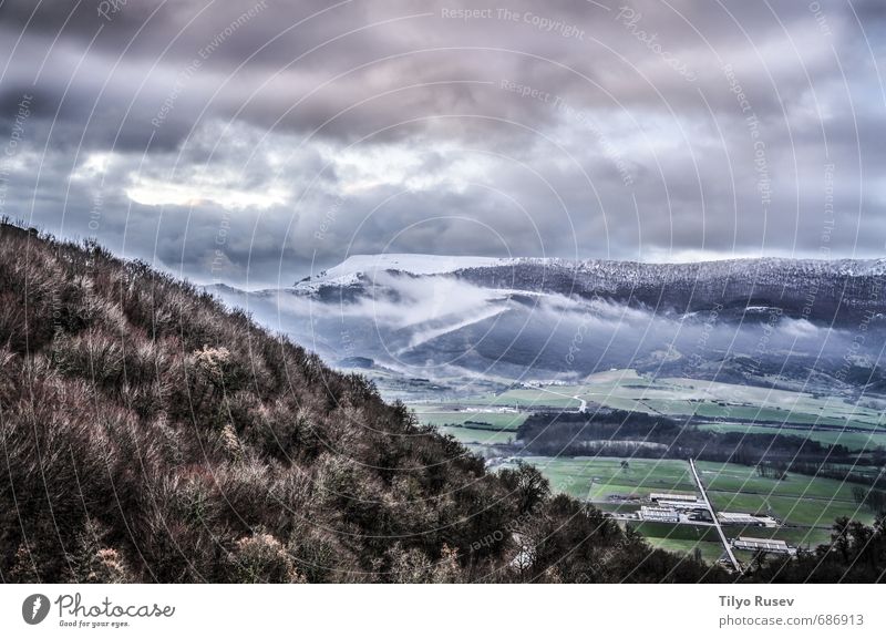 Schöner Winterblick über den Berg schön Schnee Berge u. Gebirge Umwelt Natur Landschaft Himmel Wolken Eis Frost Baum Wald Hügel natürlich blau grün weiß Farbe