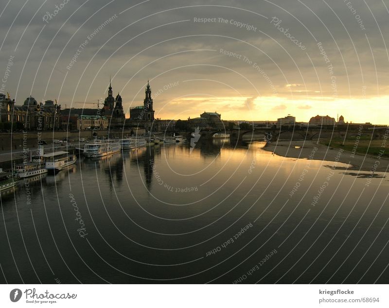 elbeabend Dresden Stadt Gebäude Bekanntheit Wasserfahrzeug Stimmung Reflexion & Spiegelung Kran Wolken Elbe Fluss Brücke Altstadt Sonne Himmel Abend