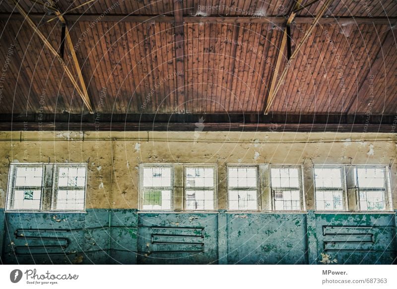 der verfall II Fenster Lagerhalle Halle alt Holzdecke Innenaufnahme Innenarchitektur Kontrast Balken Dachgebälk Heizungsrohr Menschenleer Altbau Renovieren