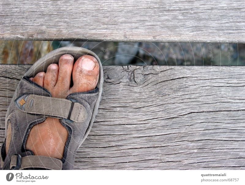 Auf dem Landwasserviadukt Sandale Schuhe dreckig Staub Holzbrücke wandern fusss Brücke Holzbrett