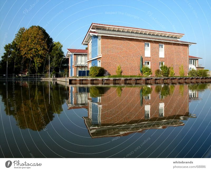 Blaue Spiegelung Haus See ruhig Erholung Reflexion & Spiegelung Ferien & Urlaub & Reisen Baum Anlegestelle Wasserfahrzeug Urlaubsstimmung blau Himmel neu Hafen