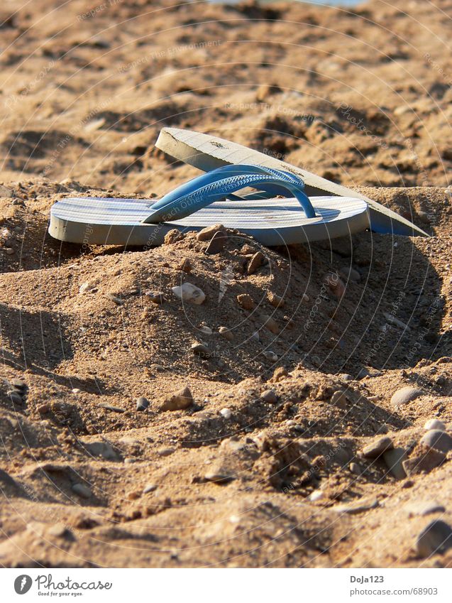 Sommer, Sonne, Strand, Flip und Flop Meer See Baggersee Sonnenuntergang Licht Salto Misserfolg Flipflops Schuhe Sandale Kies Sommergefühl Lust offen