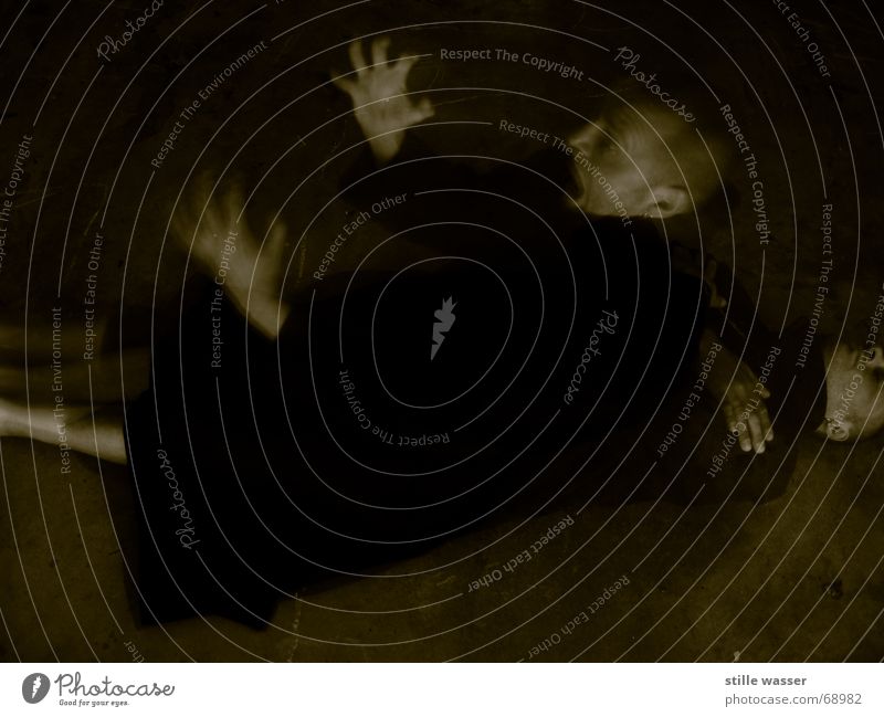 AUFERSTEHUNG 2 Mantel Beton dunkel kalt Hand Panik Langzeitbelichtung obskur Angst wiedergeburt ein zweites mal Tod Leben Schock Schwarzweißfoto