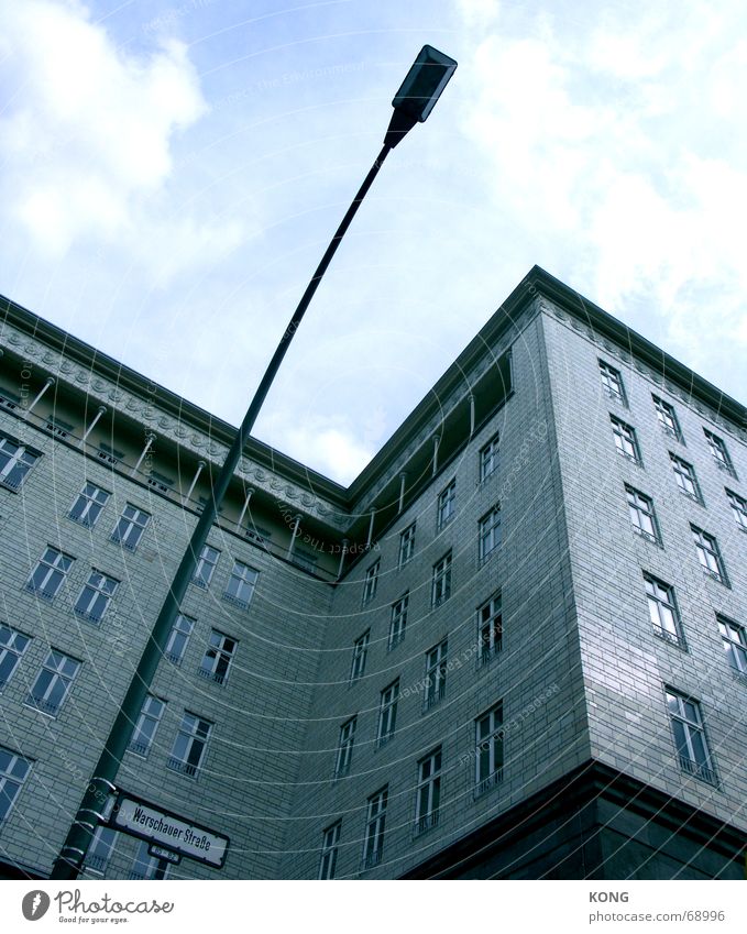 mein auto hat ein schiebedach Lampe Haus Frankfurter Tor Warschauer Straße Straßenbeleuchtung grau Ecke stalinallee blau-grau eckig Glätte Architektur