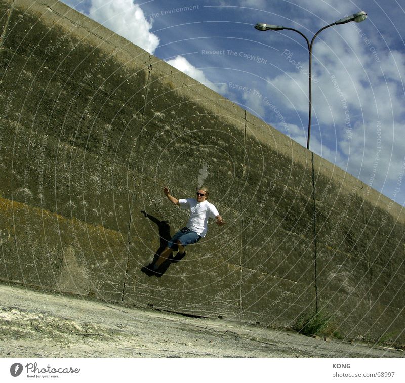 mein bruder geht die wand hoch Silo Wolken Laterne Straßenbeleuchtung Schwerkraft springen Verfall Fröhlichkeit Himmel fliegen fly happy Freude gravity