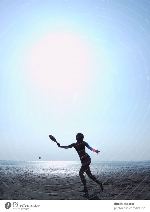 Strandvergnügen #2 Niederlande Sommer Schlick Frau Licht dunkel Meer Ferien & Urlaub & Reisen Beachball Spielen Tennis blenden Bewegung Aktion Lichtspiel Bikini