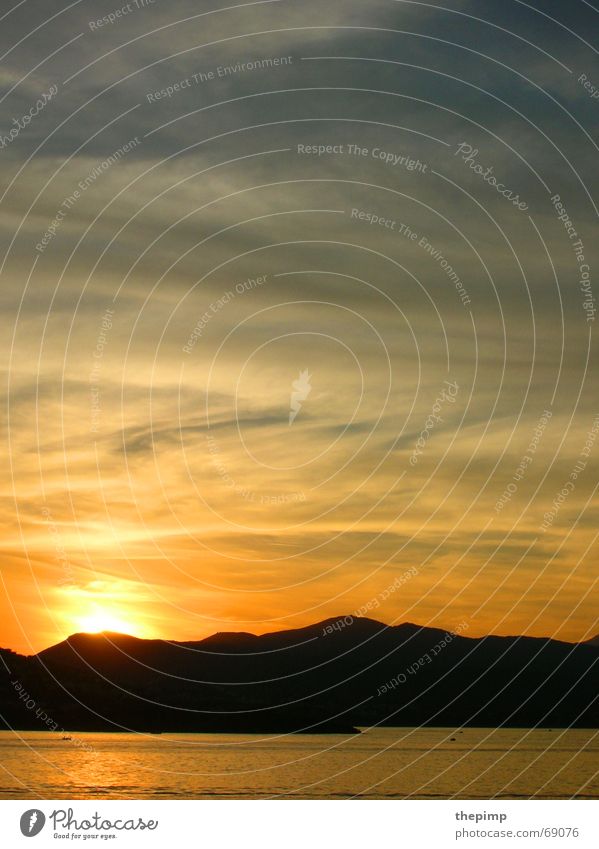 Sonnenuntergang Wolken Meer rot schwarz Berge u. Gebirge Himmel blau