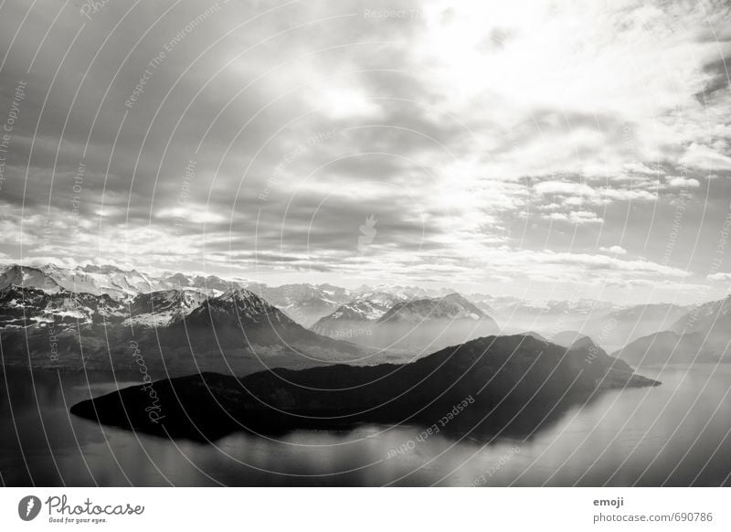 deep Umwelt Natur Landschaft Himmel Klima Alpen Berge u. Gebirge Gipfel Schneebedeckte Gipfel See außergewöhnlich bedrohlich dunkel Schweiz Vierwaldstätter See