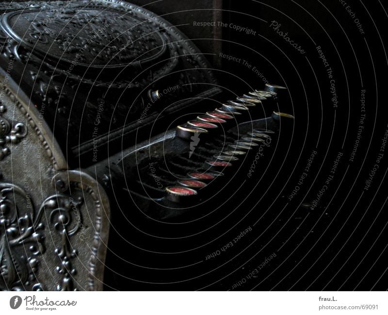 alte Kasse Apotheke staubig Staub dreckig rot dunkel Ladengeschäft kassieren Ornament berühren Ziffern & Zahlen Metall