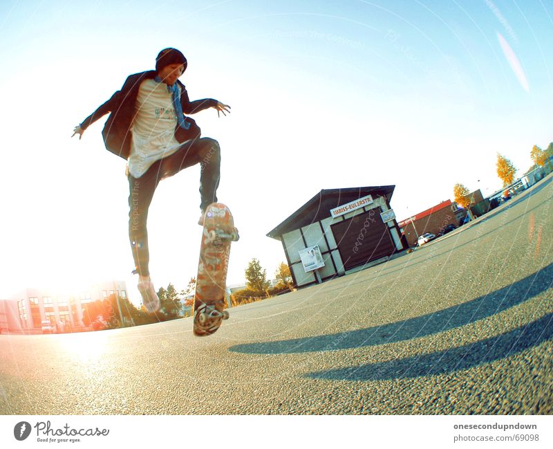 flippich Fischauge Sommer Mann Lebensfreude alternativ Rock 'n' Roll Himmel Baumarkt Parkplatz Industrielandschaft Griptape Hardflip springen Freude