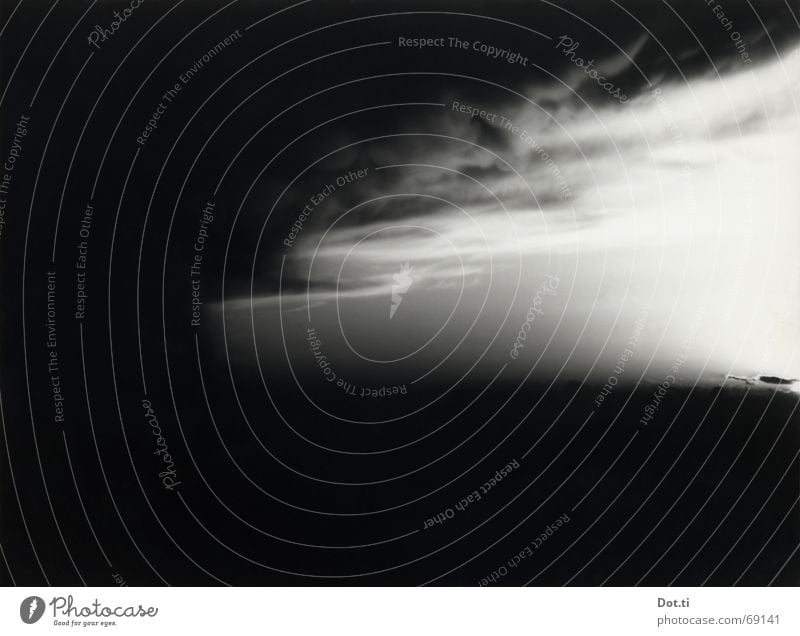 dramatischer Himmel mit aufziehendem Unwetter analog Umwelt Natur Urelemente Wolken Gewitterwolken Horizont Wetter Wind Sturm bedrohlich dunkel gefährlich