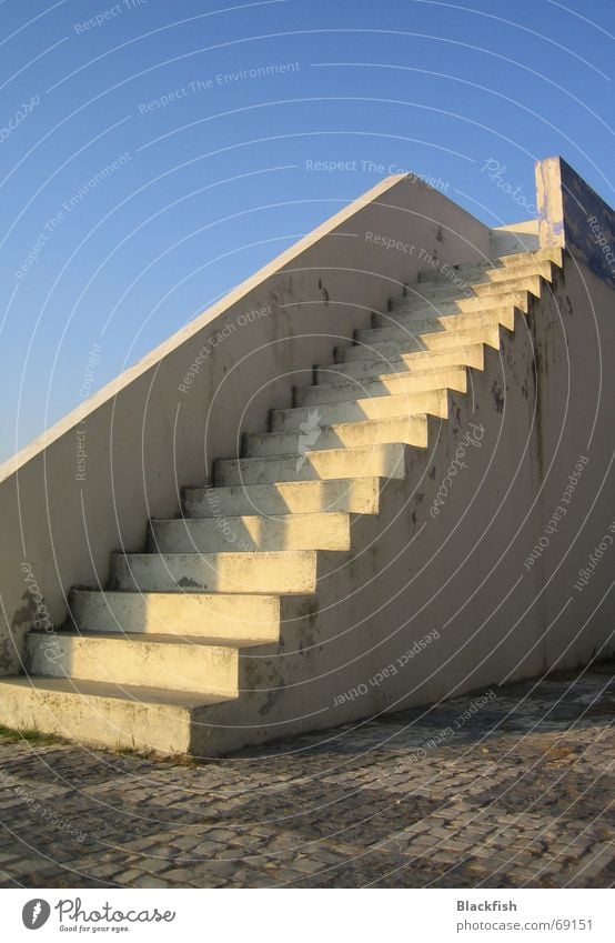 just another stairway to heaven Lissabon Horizont Unendlichkeit Ferne sinnlos Portugal Einsamkeit kariert Muster Treppe blau Himmel Kopfsteinpflaster Geländer